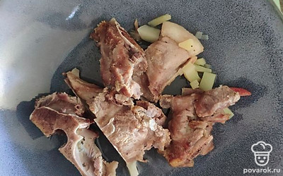 Вытащить суповой набор, отделить мясо от костей, мясо отправить в суп.