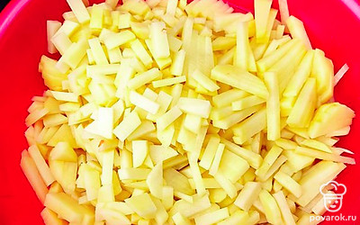 Дружной походной командой режем картофель, морковь, огурцы, лук, все виды колбас. 