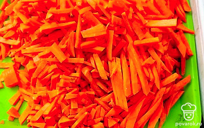 Морковь шинкуем соломкой.