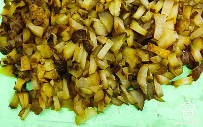 Нарезаем огурцы. 