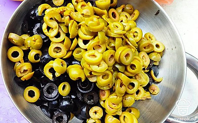 Оливки или маслины режем кольцами.