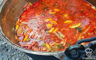 К концу приготовления засыпаем измельченную зелень.