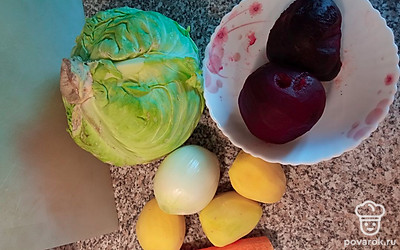 Подготовьте овощи. Надо овощи помыть и начистить. Свеклу для борща я варю в микроволновке, надо положить свеклу в пакет и в тарелку, и поставить в микроволновку на 7 минут, затем вытащить и обдать холодной водой. Так свекла становится мягче и её не надо обжаривать отдельно, что снижает количество используемого масла и повышает полезность блюда. 