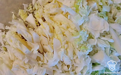 Поставить кастрюлю с водой на плиту. Я готовлю 5 литровую кастрюлю. Нашинковать капусту.