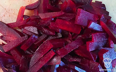 Нарезать свеклу достаточно крупными брусками, так она будет сочнее.