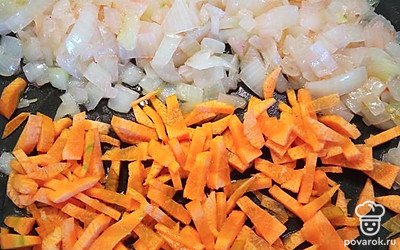 Нарезать лук, морковь. Зубчики чеснока раздавить ножом и мелко нарубить. На разогретую с растительным маслом сковороду выложить по очереди овощи и обжаривать минут 15. В конце добавить томатную пасту и тушить 5 минут.