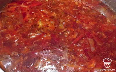 В кастрюлю выложить свеклу. Надо следить чтобы борщ не кипел! Крышкой кастрюлю не накрывать, иначе борщ потеряет цвет. Варить на слабом огне. Добавить приправы, соль, сахар, лимонную кислоту, сушёную зелень, паприку, перец, или любую готовую пряную смесь. Положить пару листиков лаврушки. Томить борщ на слабом огне.