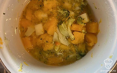 Варите овощи примерно 20 минут, до готовности.