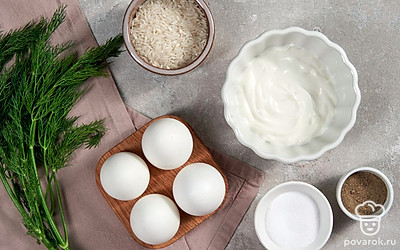 Помойте, сварите, остудите в холодной воде и почистите яйца. Промойте и обсушите укроп и кинзу. Кинзу мелко порубите. Несколько раз промойте, затем сварите в подсоленной воде и остудите рис.