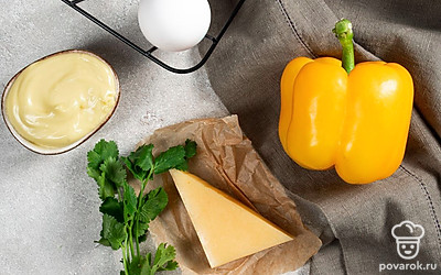 Вымойте перец, вырежьте плодоножку и вернюю часть, удалите семена. Сварите яйцо вкрутую в течение 8 минут после закипания, остудите и почистите. Промойте и просушите петрушку.