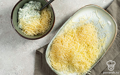Приготовьте начинку. Натрите сыр на мелкой терке. Мелко нашинкуйте зелень, вмешайте в майонез. Добавьте тертый сыр.