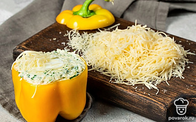 Наполните перец начинкой. Смажьте внутренние стенки овоща сырно-майонезной смесью и поместите в перец яйцо. Заполните оставшееся пространство сыром. Поставьте в холодильник на 1 час для пропитки.