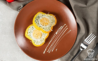 Перед подачей нарежьте фаршированный перец кружочками.