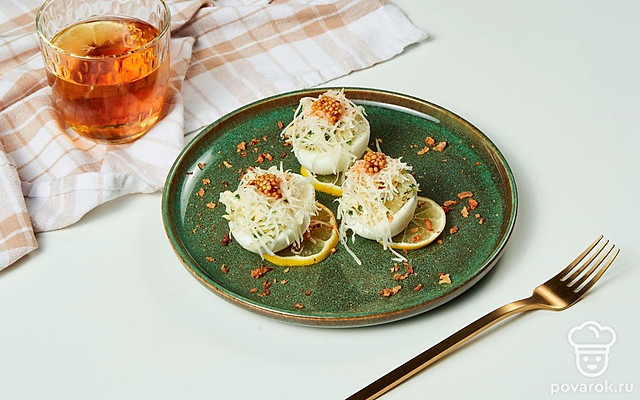 Яйца, фаршированные сыром и майонезом — Рецепт с фото