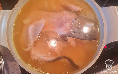 Для приготовления бульона можно использовать филе сёмги или хребты. У меня хребта и один небольшой кусок филе. Промываем рыбу и ставим кастрюлю на огонь вариться.