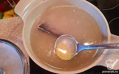 Добавляем в бульон пшено.