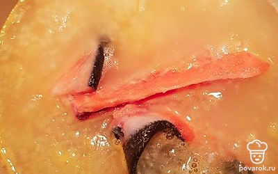 Достаём рыбу и отделяем от костей. Нарезаем на порционные кусочки. Поскольку я готовлю уху ребёнку, то стараюсь резать достаточно мелко.