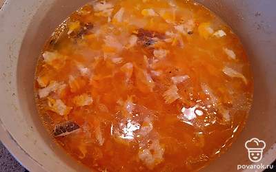 Возвращаем рыбу в суп, добавляем овощи и варим до полной готовности.