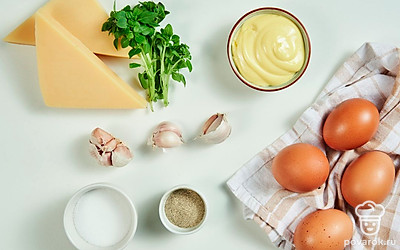 Яйца сварите вкрутую, остудите в холодной воде, очистите. Разрежьте вдоль пополам, извлеките желток. Чеснок очистите от шелухи. Кинзу вымойте, обсушите на бумажных полотенцах.