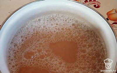 Залить горох водой до половины кастрюли и готовить до мягкости, если нужно доливать воду из общего объёма. 