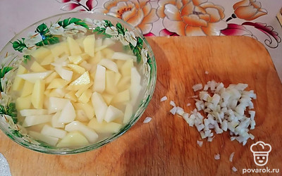 Очистить лук и картофель. Мелко нарезать. 