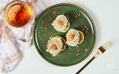 Яйца, фаршированные сыром и майонезом, подайте охлажденными в качестве дополнения к основному блюду.