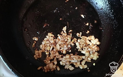 На этой же сковороде обжарить лук до золотистого цвета. 