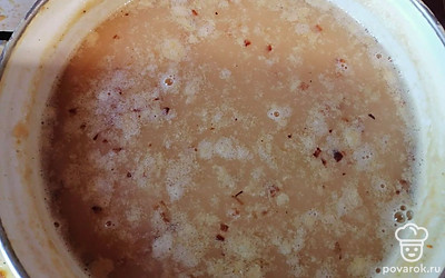 Когда горох будет готов, долить оставшуюся воду в кастрюлю, закипятить и добавить картофель и лук. Варить до готовности картофеля. 