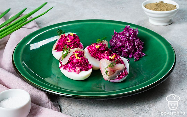 Фаршированные яйца под шубой — Рецепт с фото