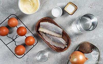 Вымойте, сварите, охладите и очистите свеклу и яйца. Разрежьте на половинки яйца и выньте из них желтки. Почистите и вымойте репчатый лук. Зеленый лук для подачи вымойте, обсушите, измельчите.