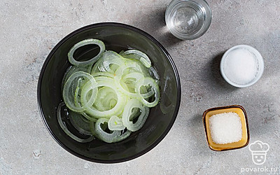 Подготовьте лук. Нашинкуйте лук кольцами. В небольшой кастрюле с водой разведите соль и сахар, поставьте на огонь и доведите до кипения. Затем добавьте уксус, перемешайте, залейте луковые кольца и оставьте на 1 час. Слейте маринад, а лук мелко нашинкуйте.