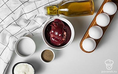 Куриные яйца промойте, сварите вкрутую, остудите и почистите. Куриную печень промойте, обсушите и удалите прожилки. Петрушку и зеленый лук помойте и высушите. Сковороду смажьте подсолнечным маслом и разогрейте. Подготовьте блендер и кондитерский мешок с насадкой "звездочка".