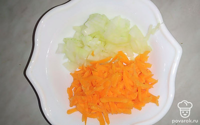 Почистить лук, морковь, нарезать лук кубиками, а морковь натереть на крупной терке.