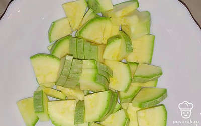 Кабачок нарезать небольшими кусочками.