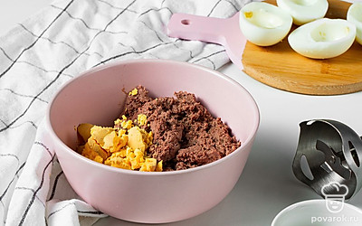 Сделайте начинку. Печень нарежьте небольшими кусками и пожарьте на разогретой сковороде с маслом в течение 7-10 минут. Затем посолите и поперчите. Жареную печень превратите в паштет в блендере. Яйца разделите пополам и извлеките желтки. Разомните их и добавьте к печени. Положите в печеночную массу майонез и взбейте блендером до однородности.