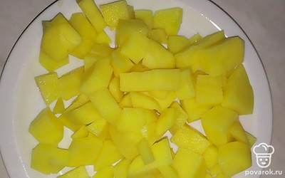 Картошку нарезать кубиками.