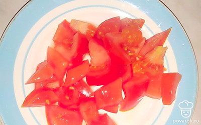 Помидоры нарезать кубиками.