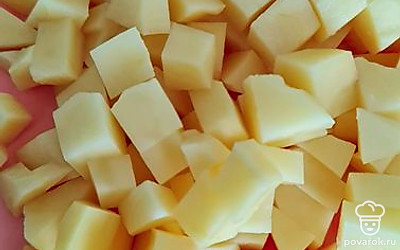 Почистить овощи. Поставить кастрюлю с водой на огонь (у меня 3.5 литра). Картофель нарезать кубиком. 