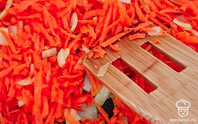 Лук мелко нарезать, морковь натереть на крупной терке и обжарить на растительном масле.