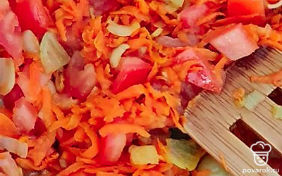 Добавить порезаные помидоры и немного потушить. 