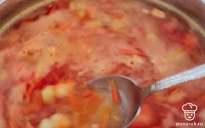 Когда вода закипит, выложить картофель. Следом добавить поджарку из овощей и баночку красной фасоли. Варить до мягкости картофеля. Соль, чеснок и приправы добавить по вкусу. Дать супу немного настояться и подать к столу. 
