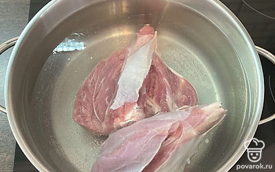 Залить мясо водой и варить после закипания 40 минут.