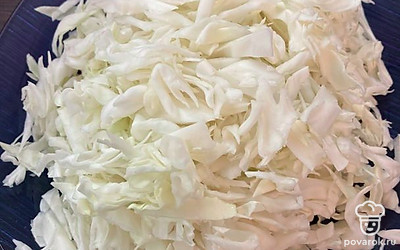 Нашинковать капусту и добавить ее в кастрюлю к мясу. Варить после закипания 5 минут.