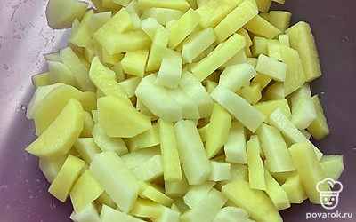 Порезать картофель кубиками и отпустить в кастрюлю к мясу и капусте. Варить до готовности картошки.