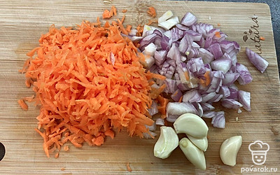 Порезать мелко остальные овощи и приготовить зажарку на сковороде.