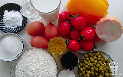 Все овощи промойте под проточной водой и дайте просушиться. Кефир и яйца достаньте из холодильника. Банку с зеленым горошком вскройте и слейте лишнюю воду, можете использовать ложку-дуршлаг и достать горошек таким образом.