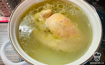 Отварите курицу в большом количестве воды примерно 1 час.