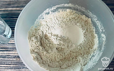 Насыпьте в отдельную емкость муку.