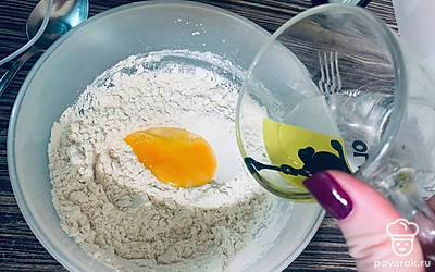 Влейте немного воды, предварительно растворив в ней половину чайной ложки соли.