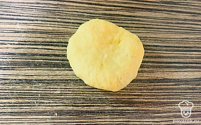 Замешайте однородное тесто. К рукам липнуть не должно.